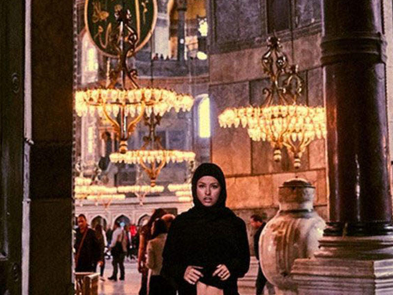 Model məscidə çadrada girdi, ətəyini qaldırıb cinsiyyət orqanını göstərdi - FOTO