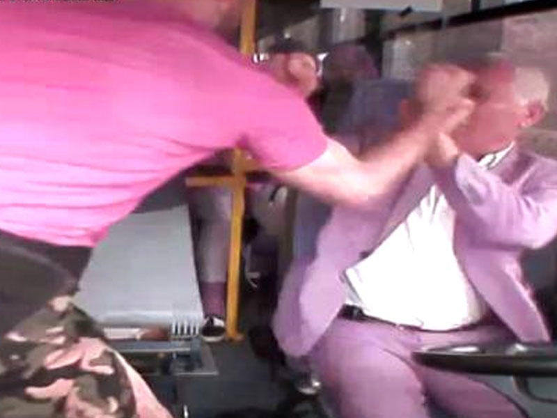 Sərnişin avtobusu saxlamadığı üçün sürücünü döydü - Hadisənin anbaan VİDEOsu - FOTO