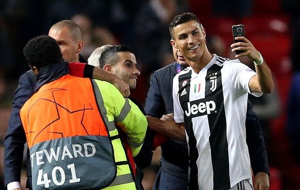 Ronaldu meydana girən azarkeşlə selfi etdi - VİDEO
