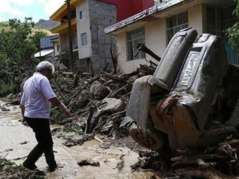 Güclü külək İranın bu şəhərini dağıtdı