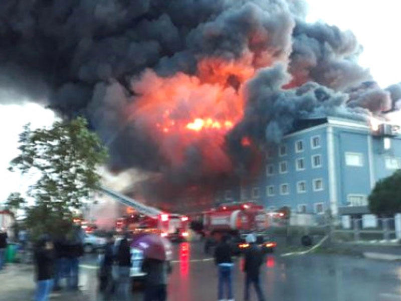 SON DƏQİQƏ: Fabrik yanır - FOTO