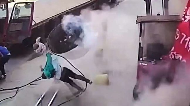 Avtoservisdə təkər partladı: ana və uşağı... VİDEO