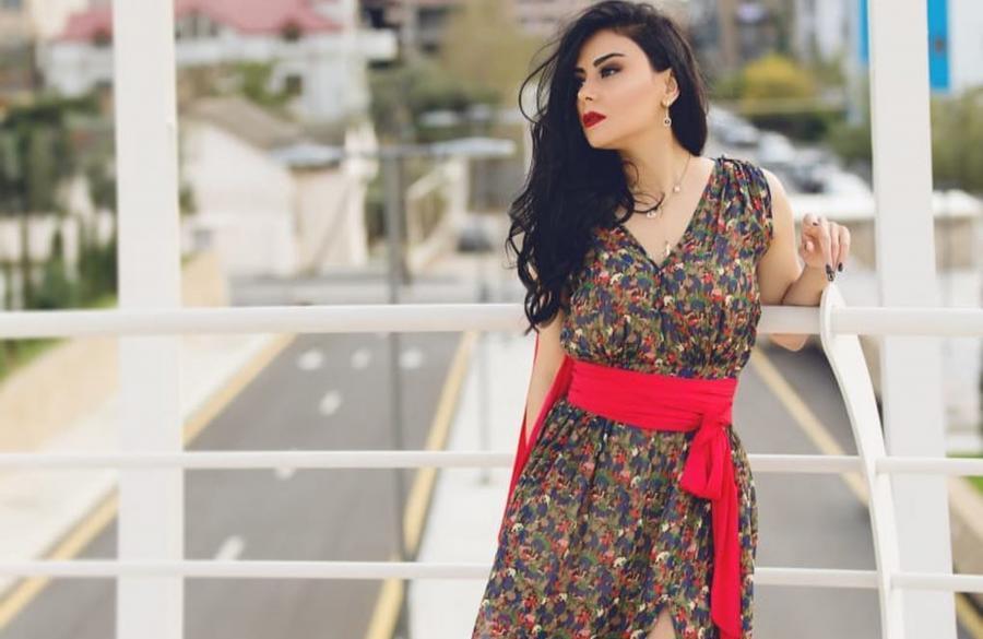 Vüsalə uzun yarıqlı libasda