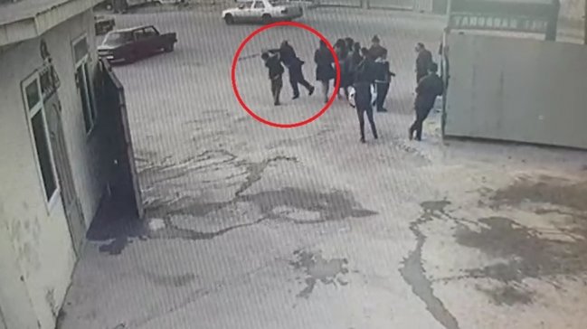 Bakıda müəllim küçənin ortasında şagirdi döydü - ANBAAN VİDEO