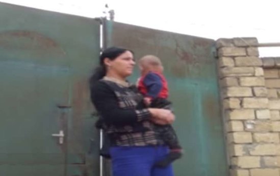 Bakı kəndində RƏZALƏT! Nənə nəvəsi və gəlinini evdən qovdu - VİDEO