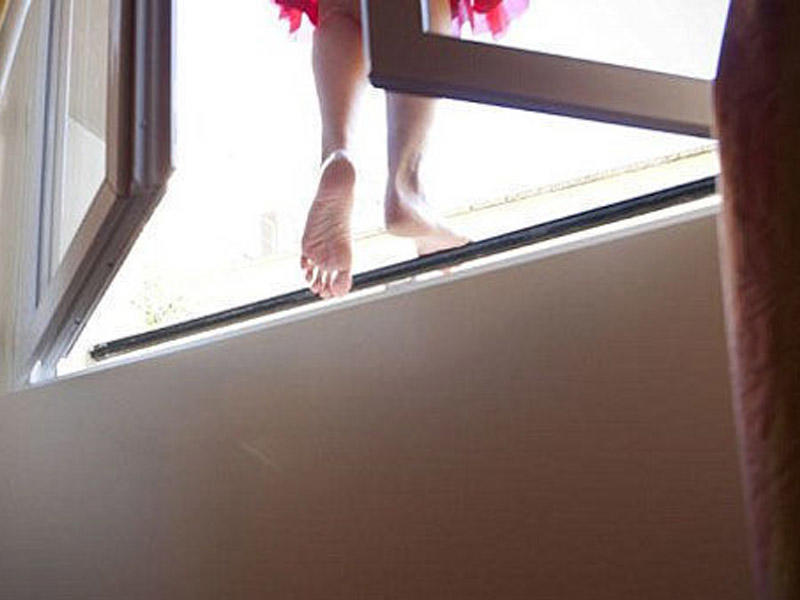 Bakıda 2 uşaq anası özünü 5-ci mərtəbədən atdı, sağ qaldı - Təcili yardım gecikdi