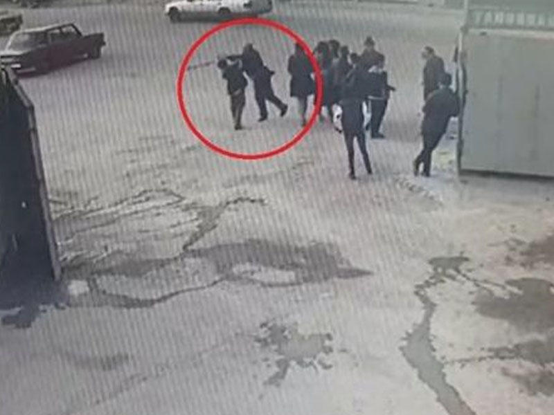 Bakıda müəllim küçənin ortasında şagirdi döydü - VİDEO