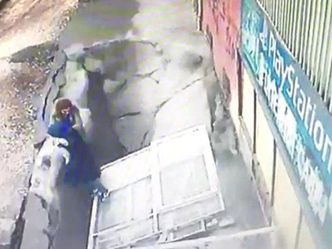 Asfalt çökdü, iki qadın boşluğa düşdü - VİDEO - FOTO