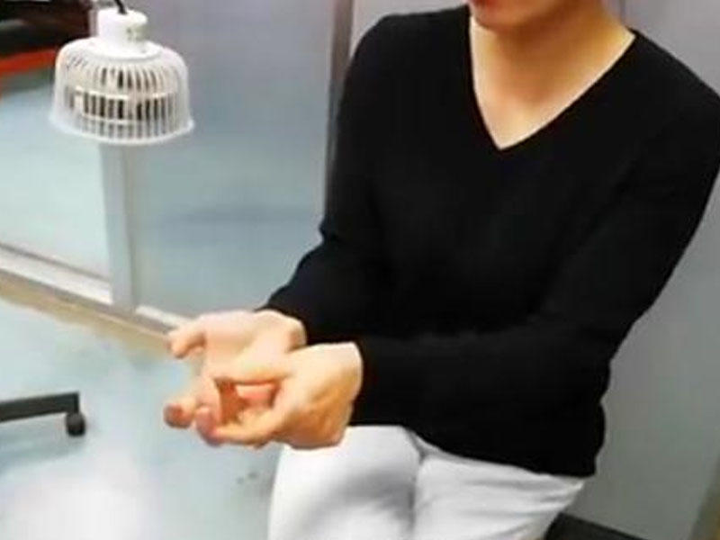 Telefonu əlindən yerə qoymayan qızın barmaqları bükülmür - VİDEO