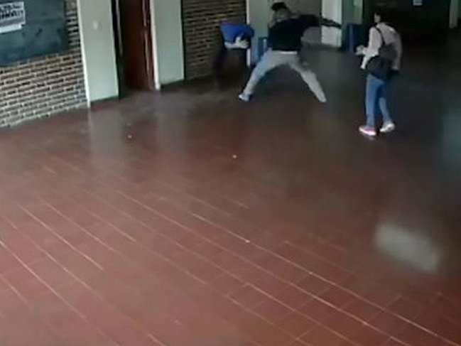 15 saniyəyə 22 yumruq zərbəsi - Ata qızına erotik mesajlar göndərən müəllimi çırpdı - VİDEO - FOTO