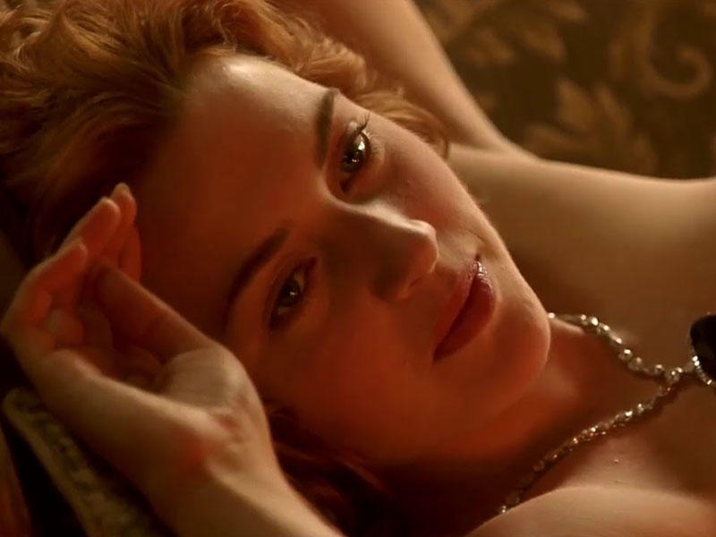 Aktrisa həmkarı sıxılmasın deyə kadrarxasında soyundu - FOTO