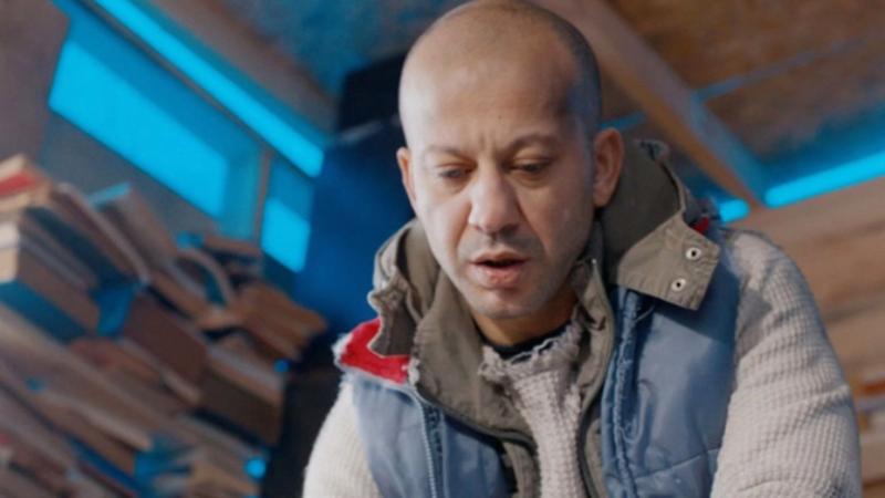 “Çukur” serialının aktyoru çılpaq bədənini nümayiş etdirdi – FOTO