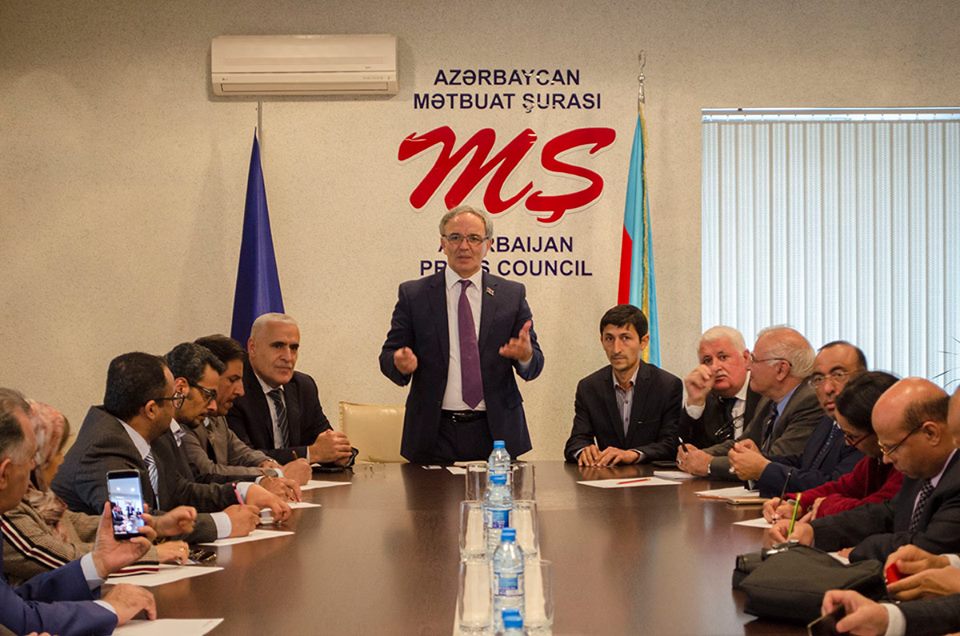 Mətbuat Şurasında ərəb ölkələrindən olan bir qrup jurnalistlə ölkəmizin KİV rəhbərlərinin görüşü keçirilib