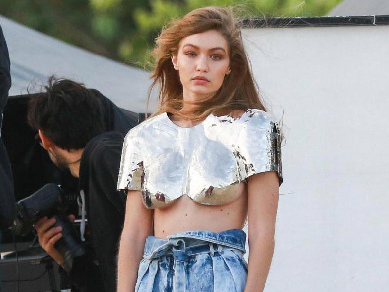 Cici metal büsqalter geyindi, kamera qarşısına keçdi - FOTO