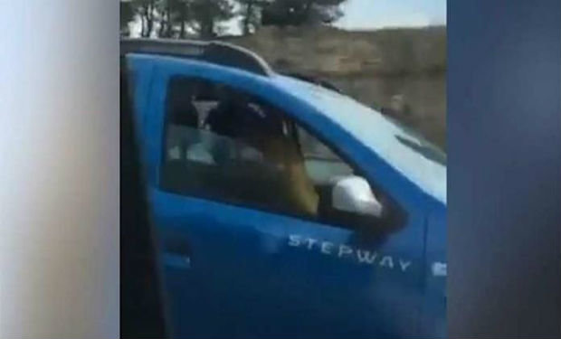 Sürücü sürətlə hərəkət edən avtomobildə cinsi əlaqəyə girdi