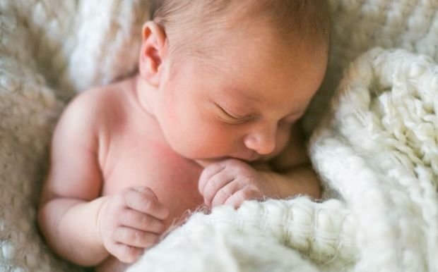 Rusiyada sərxoş qadın uşağını balkondan atdı