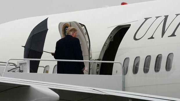 Tramp yenə çətirə “uduzdu” - VİDEO