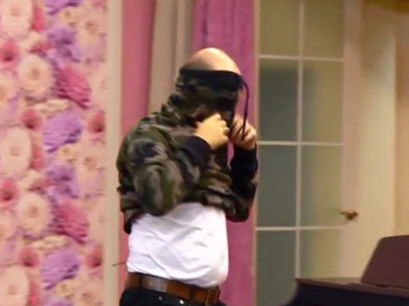 Əməkdar artist verilişə paltarını geyinə-geyinə daxil oldu - Nə edəcəklərini bilmədilər - VİDEO - FOTO