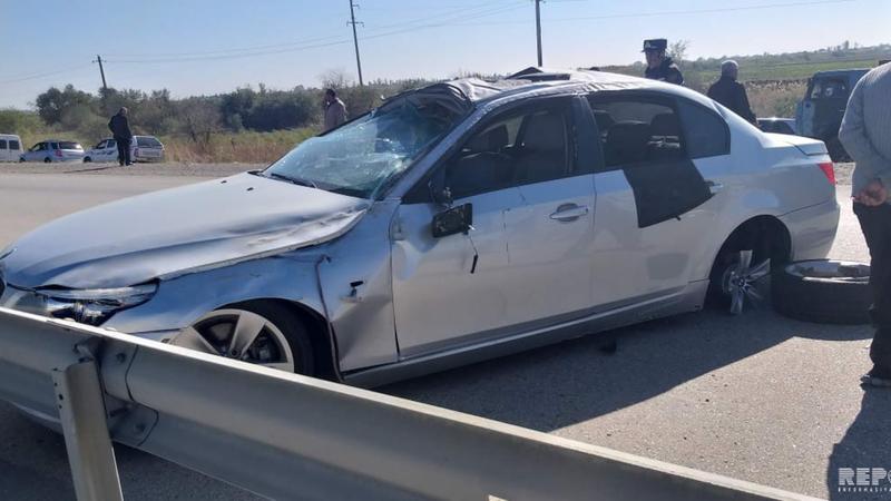 Sərxoş sürücü yük maşınını aşırdı, daşıdığı avtomobillər yola dağıldı - VİDEO