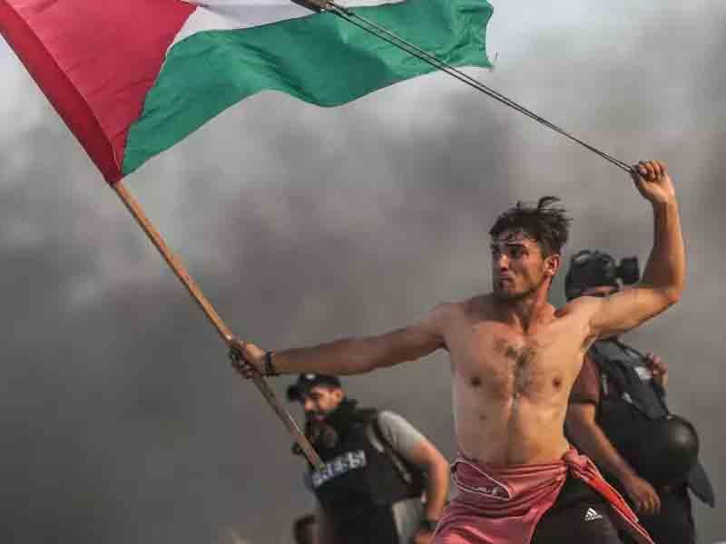 Fələstinli daş atdı, dünyaca məşhurlaşdı - FOTO