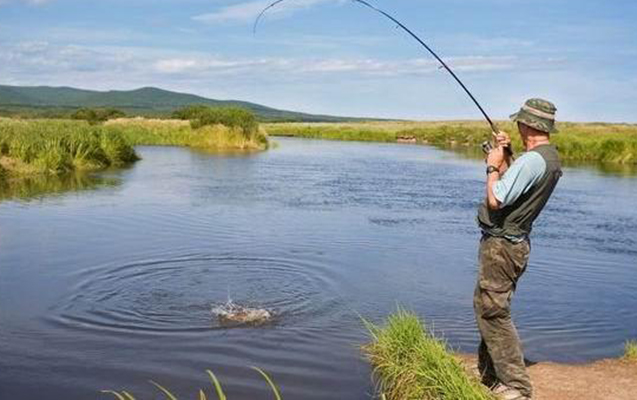 Balıq tutan oğlanı “tok” vurdu