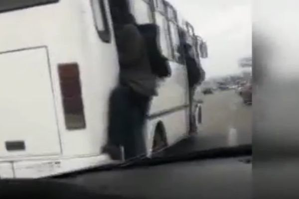 Bakıda avtobus sürücüsü sərnişinlərin həyatını təhlükəyə atır - VİDEO