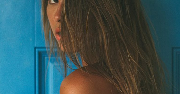 Məsciddə çılpaq şəkil çəkdirdi - Məhkəməyə verildi - FOTOLAR