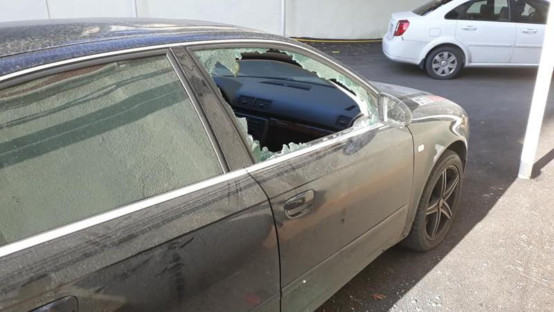 Bakıda vəzifəli şəxsin maşınının şüşəsini sındırdılar - FOTO
