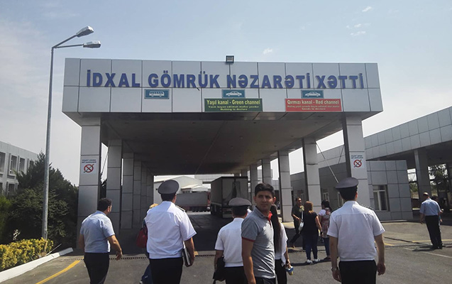 Rüşvət alan gömrük əməkdaşı işdən çıxarıldı