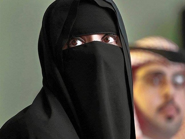 Hicabını açmaq istəyən tələbə qızı maşınla sürüdülər - VİDEO