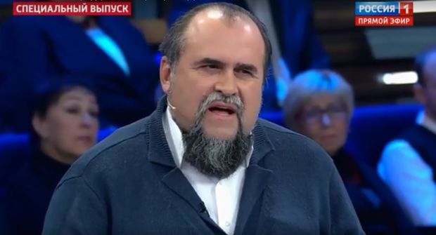 Rusiyalı senator ukraynalı ekspertin saqqalından dartdı - VİDEO