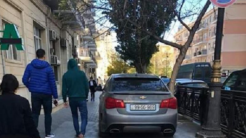 Bakıda daha bir avtomobil sürücüsündən əhaliyə qarşı hörmətsizlik - FOTO