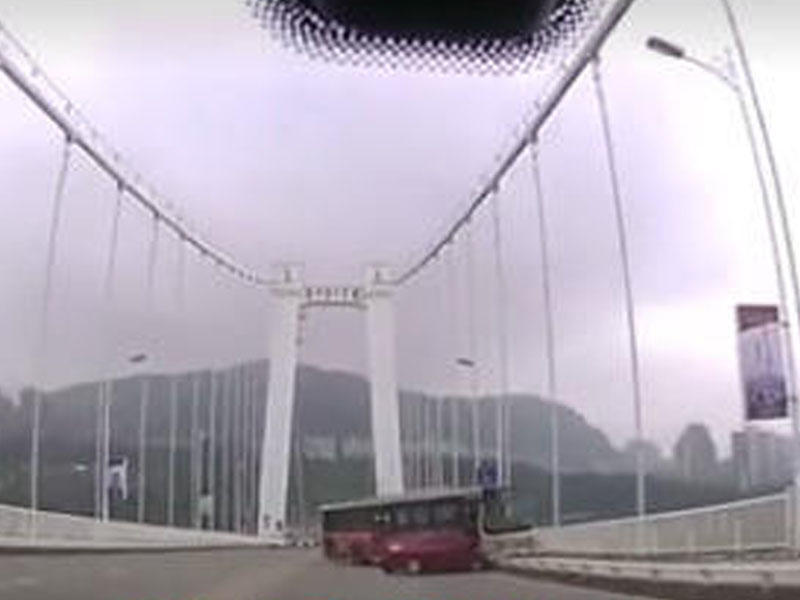 Sürücü ilə sərnişin dalaşdı, avtobus çaya aşdı: 13 ölü - VİDEO