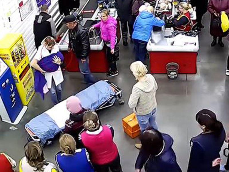 Qadın supermarketdə doğdu - Anbaan VİDEO - FOTO