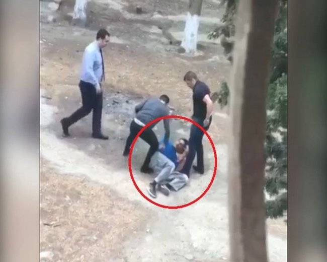 Marketdən yağ oğurlayanı döyən hakim qarşısında – VİDEO