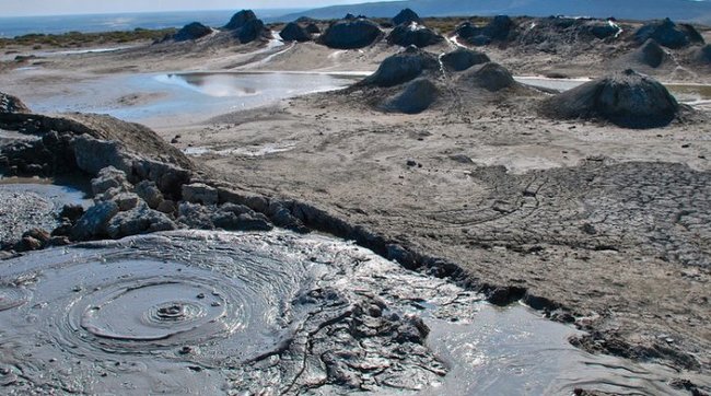 Azərbaycanda bəzi palçıq vulkanları süni şəkildə püskürüb