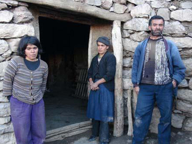 Mağarada yaşayan ailə tapıldı - İbtidai dildə danışırlar - FOTO