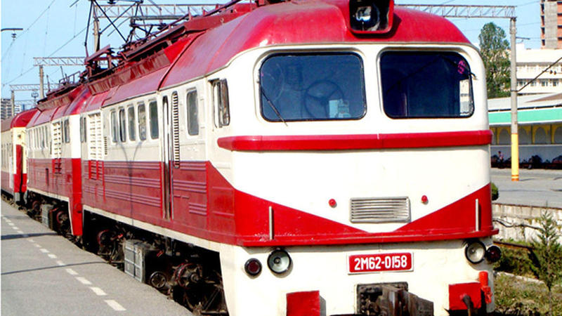 Sərnişin qatarı yük maşını ilə toqquşdu: 18 yaralı