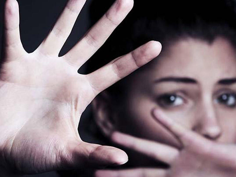 ŞOK! Qızını kişilərlə cinsi əlaqədə olmağa məcbur edən ana və xala... - FOTO