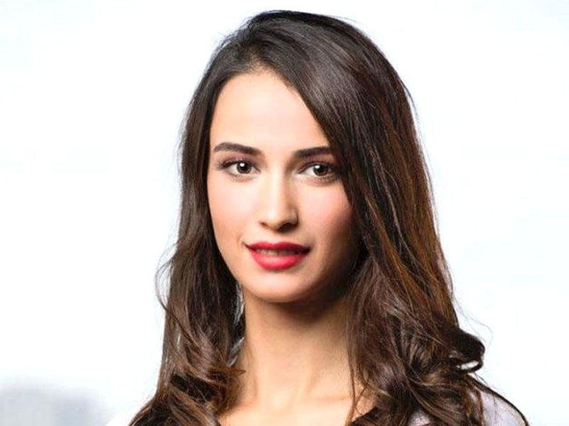 İş adamını çılpaq şəkilləri ilə şantaj edən Türkiyə gözəli həbs olundu - FOTO