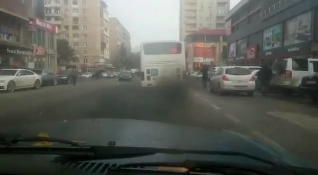 Bakıda “zəhər saçan” avtobus - VİDEO