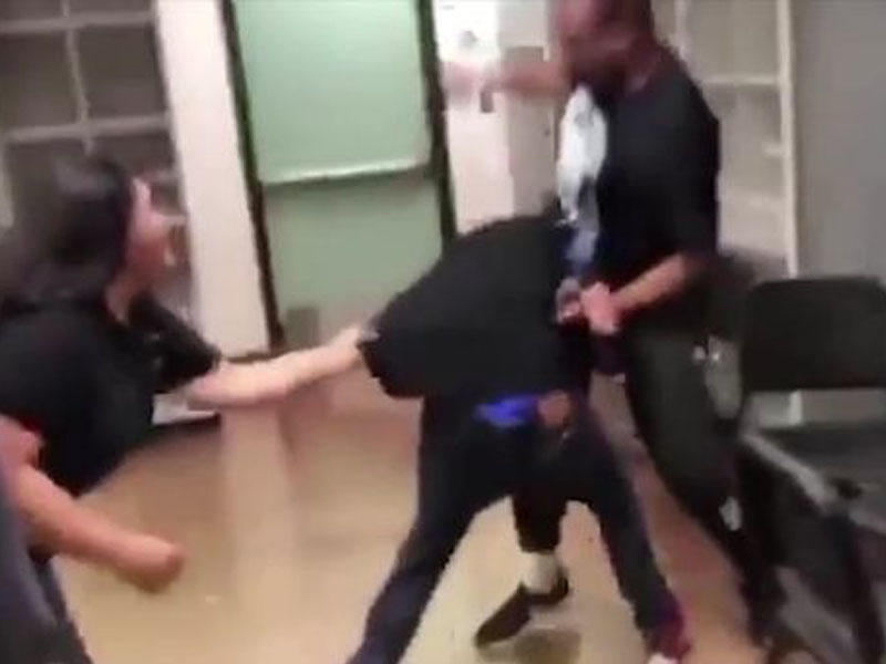 Müəllim şagirdi vəhşicəsinə döydü - VİDEO - FOTO