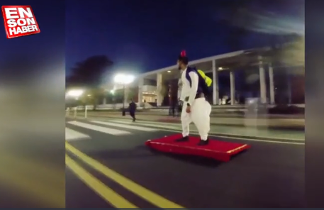 Küçədə uçan xalçayla gəzən gəncin bu videosu rekord qırır