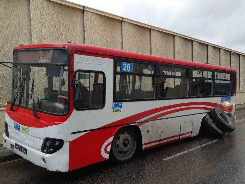 Bakıda tuneldə avtobus qəzaya uğradı: təkərləri yerindən çıxdı - FOTO
