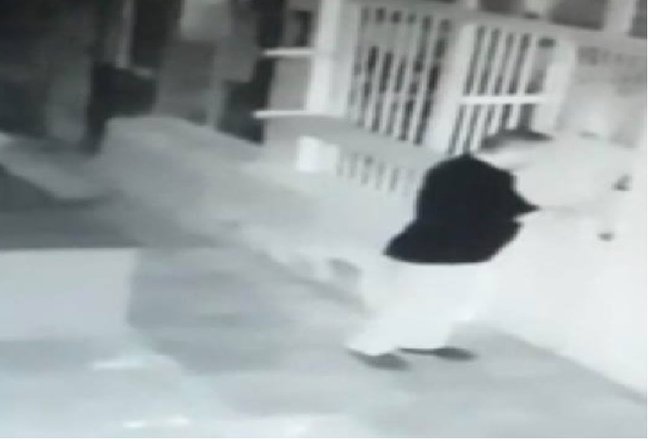 Bakıda kameralara düşən görüntü: Kişi qonşusunun qapısına gecələr 