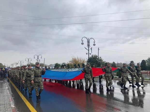 Cəbhə bölgəsində bayraq yürüşü