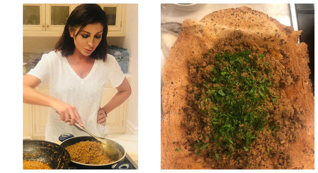 Mehriban Əliyeva qızardılmış Naxçıvan lavaşı ilə qiymə hazırladı - FOTOLAR