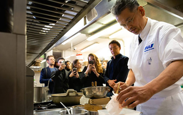 Bu aşpaz qaynar yağda yeməkləri əlləri ilə qarışdırır