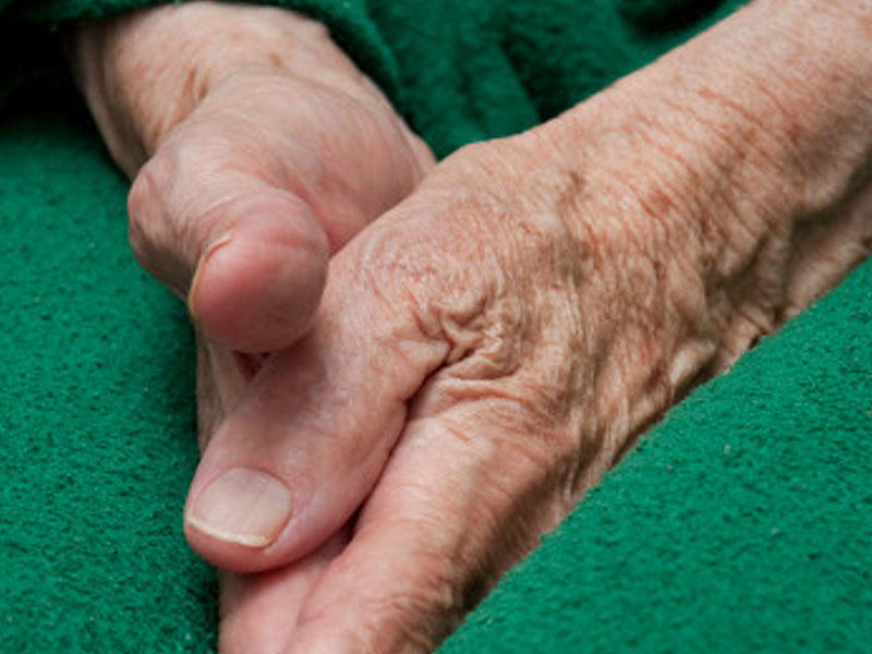 13 yaşlı oğlan yaşlı qadının sinəsini kəsib, 4 manatını oğurladı - FOTO