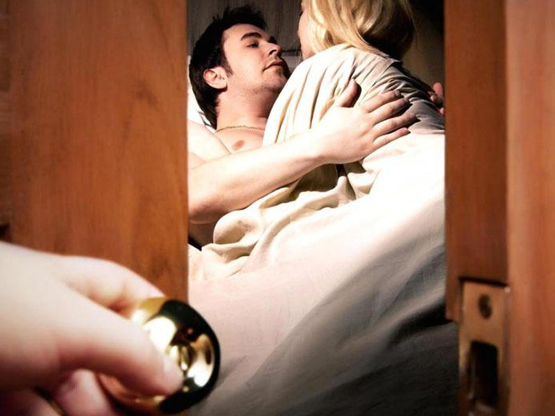 Arvadının sevişmə səsinə ayılan kişi dəhşətə gəldi - FOTO